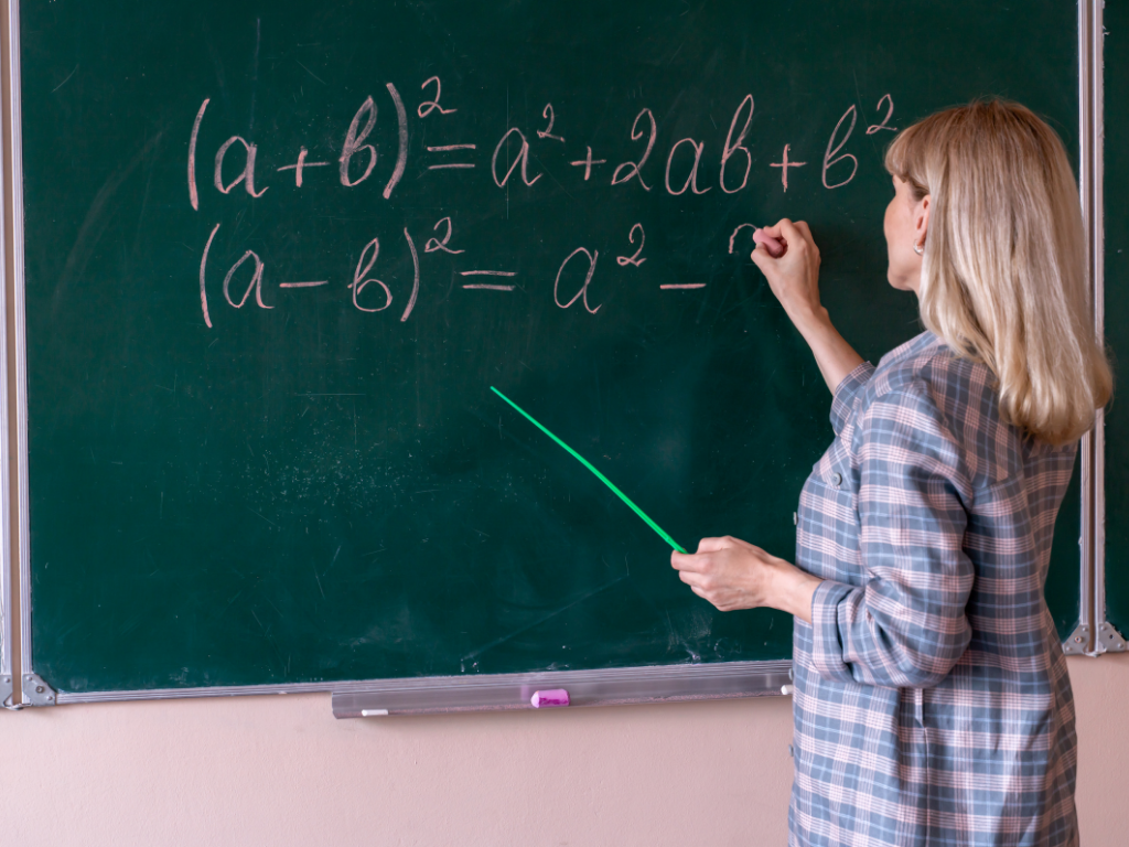 Ortaokul seviyesindeki diskalkuli riski taşıyan öğrenciler için hazırlanan, görsel ve oyun temelli haftalık matematik destek programı